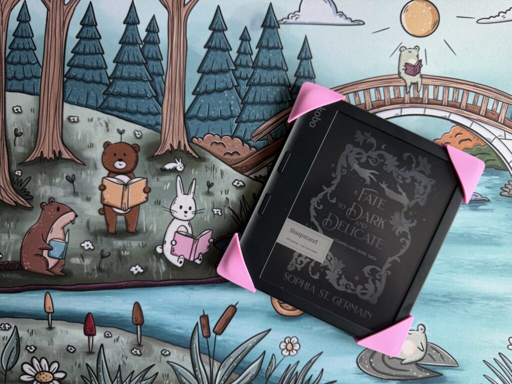 Kobo Libra Colour e-reader naast een special edition boekenbox met het boek A Fate So Dark and Delicate
